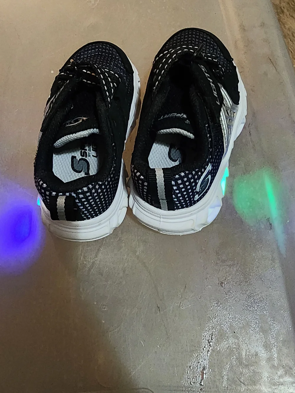 Skechers Black Kids Light-Up Sneakers with White Soles zigzag design size 5